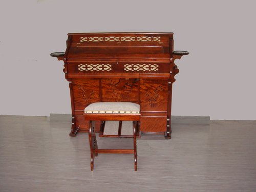 100 年前の開校時の山葉風琴(オルガン)