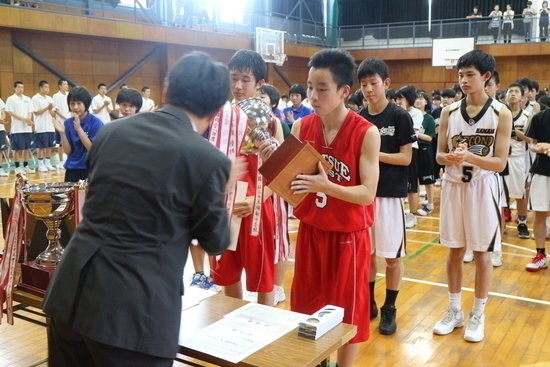 男子表彰状・優勝カップ授与