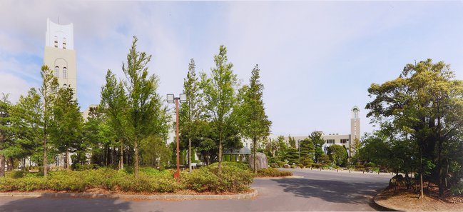 緑の樹木に囲まれた校舎