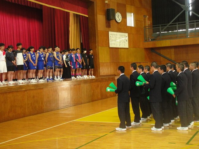 野球部員による応援