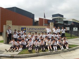 研修校前での集合写真